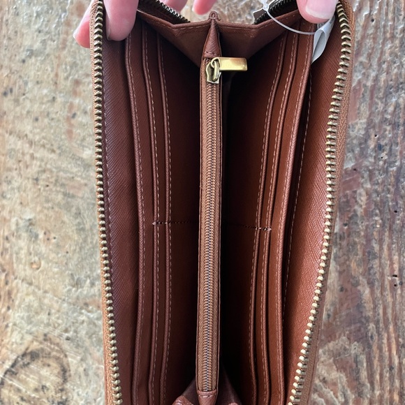 NWT Fossil Tara Clutch Leather Wallet Brown - Picture 2 of 4